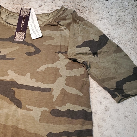Dantelle Anthropologie Half Sleeve Camouflage Print Ruffle Bottom Top Size S NWT - Picture 4 of 7